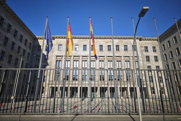 Berlin, Deutschland, 17.05.2026: Bundesfinanzministerium: International Day against Homophobia, Biphobia, Interphobia, Transphobia and Acephobia: Regenbogenflaggen sind gehisst. Der 17. Mai wird von homosexuellen, später auch bisexuellen, trans-, intergeschlechtlichen und asexuellen Menschen, als Aktionstag begangen. Copyright: xdtsxNachrichtenagenturx dts_119084