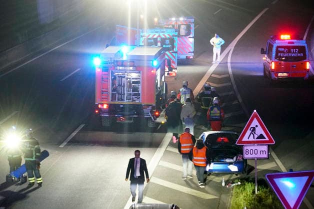 CNTV A1UNFALL_ Unfallort A1 PKW Feuerwehr RTW Polizei Streifenwagen Beamte Sanitaeter Rettungswagen im Einsatz Schwerer Verkehrsunfall 6 Verletzte eine der verletzten Personen ist gefluechtet 17.05.2026 Hamburg Moorfleet Unfallstelle zieht sich über ca. 200 Meter Ein Fahrzeug hat beim Aufprall geladene Fahrraeder verloren Hamburg Deutschland