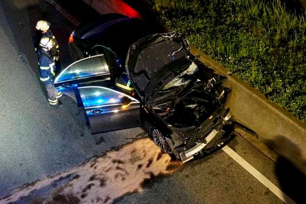 CNTV A1UNFALL_ Unfallort A1 PKW Feuerwehr RTW Polizei Streifenwagen Beamte Sanitaeter Rettungswagen im Einsatz Schwerer Verkehrsunfall 6 Verletzte eine der verletzten Personen ist gefluechtet 17.05.2026 Hamburg Moorfleet Unfallstelle zieht sich über ca. 200 Meter Ein Fahrzeug hat beim Aufprall geladene Fahrraeder verloren Hamburg Deutschland