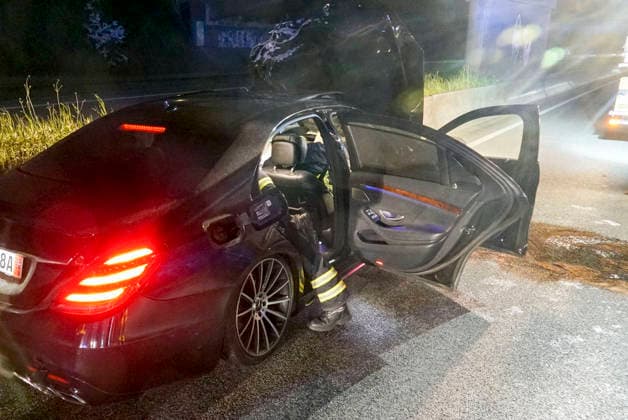 CNTV A1UNFALL_ Unfallort A1 PKW Feuerwehr RTW Polizei Streifenwagen Beamte Sanitaeter Rettungswagen im Einsatz Schwerer Verkehrsunfall 6 Verletzte eine der verletzten Personen ist gefluechtet 17.05.2026 Hamburg Moorfleet Unfallstelle zieht sich über ca. 200 Meter Ein Fahrzeug hat beim Aufprall geladene Fahrraeder verloren Hamburg Deutschland