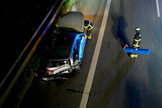 CNTV A1UNFALL_ Unfallort A1 PKW Feuerwehr RTW Polizei Streifenwagen Beamte Sanitaeter Rettungswagen im Einsatz Schwerer Verkehrsunfall 6 Verletzte eine der verletzten Personen ist gefluechtet 17.05.2026 Hamburg Moorfleet Unfallstelle zieht sich über ca. 200 Meter Ein Fahrzeug hat beim Aufprall geladene Fahrraeder verloren Hamburg Deutschland