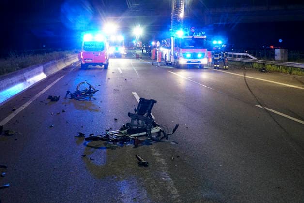 CNTV A1UNFALL_ Unfallort A1 PKW Feuerwehr RTW Polizei Streifenwagen Beamte Sanitaeter Rettungswagen im Einsatz Schwerer Verkehrsunfall 6 Verletzte eine der verletzten Personen ist gefluechtet 17.05.2026 Hamburg Moorfleet Unfallstelle zieht sich über ca. 200 Meter Ein Fahrzeug hat beim Aufprall geladene Fahrraeder verloren Hamburg Deutschland