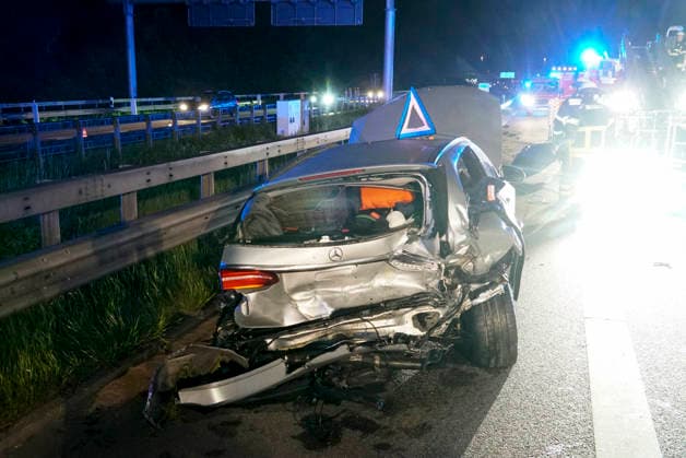 CNTV A1UNFALL_ Unfallort A1 PKW Feuerwehr RTW Polizei Streifenwagen Beamte Sanitaeter Rettungswagen im Einsatz Schwerer Verkehrsunfall 6 Verletzte eine der verletzten Personen ist gefluechtet 17.05.2026 Hamburg Moorfleet Unfallstelle zieht sich über ca. 200 Meter Ein Fahrzeug hat beim Aufprall geladene Fahrraeder verloren Hamburg Deutschland