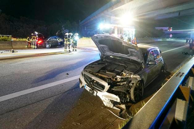 CNTV A1UNFALL_ Unfallort A1 PKW Feuerwehr RTW Polizei Streifenwagen Beamte Sanitaeter Rettungswagen im Einsatz Schwerer Verkehrsunfall 6 Verletzte eine der verletzten Personen ist gefluechtet 17.05.2026 Hamburg Moorfleet Unfallstelle zieht sich über ca. 200 Meter Ein Fahrzeug hat beim Aufprall geladene Fahrraeder verloren Hamburg Deutschland