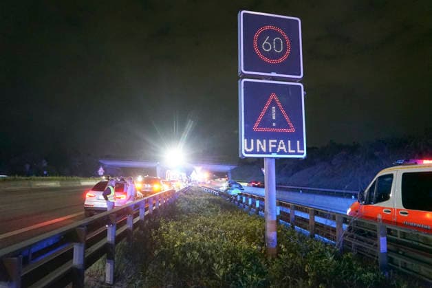CNTV A1UNFALL_ Unfallort A1 PKW Feuerwehr RTW Polizei Streifenwagen Beamte Sanitaeter Rettungswagen im Einsatz Schwerer Verkehrsunfall 6 Verletzte eine der verletzten Personen ist gefluechtet 17.05.2026 Hamburg Moorfleet Unfallstelle zieht sich über ca. 200 Meter Ein Fahrzeug hat beim Aufprall geladene Fahrraeder verloren Hamburg Deutschland