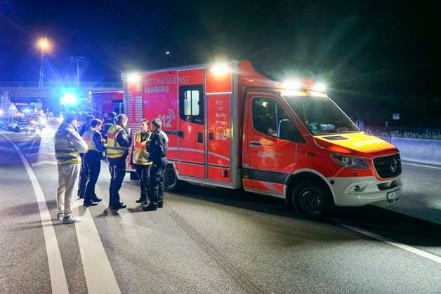 CNTV A1UNFALL_ Unfallort A1 PKW Feuerwehr RTW Polizei Streifenwagen Beamte Sanitaeter Rettungswagen im Einsatz Schwerer Verkehrsunfall 6 Verletzte eine der verletzten Personen ist gefluechtet 17.05.2026 Hamburg Moorfleet Unfallstelle zieht sich über ca. 200 Meter Ein Fahrzeug hat beim Aufprall geladene Fahrraeder verloren Hamburg Deutschland