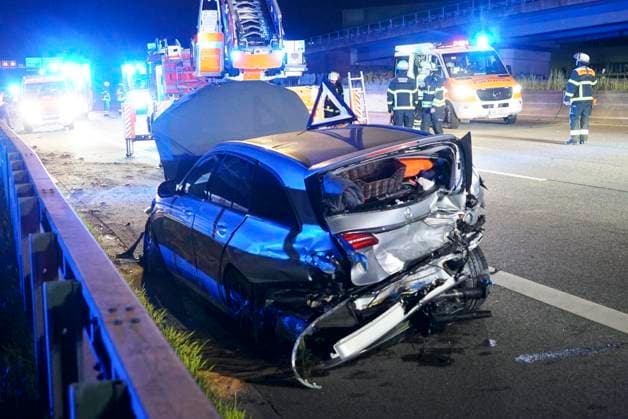 CNTV A1UNFALL_ Unfallort A1 PKW Feuerwehr RTW Polizei Streifenwagen Beamte Sanitaeter Rettungswagen im Einsatz Schwerer Verkehrsunfall 6 Verletzte eine der verletzten Personen ist gefluechtet 17.05.2026 Hamburg Moorfleet Unfallstelle zieht sich über ca. 200 Meter Ein Fahrzeug hat beim Aufprall geladene Fahrraeder verloren Hamburg Deutschland