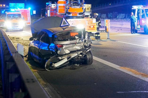 CNTV A1UNFALL_ Unfallort A1 PKW Feuerwehr RTW Polizei Streifenwagen Beamte Sanitaeter Rettungswagen im Einsatz Schwerer Verkehrsunfall 6 Verletzte eine der verletzten Personen ist gefluechtet 17.05.2026 Hamburg Moorfleet Unfallstelle zieht sich über ca. 200 Meter Ein Fahrzeug hat beim Aufprall geladene Fahrraeder verloren Hamburg Deutschland