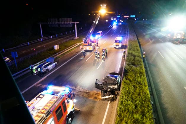 CNTV A1UNFALL_ Unfallort A1 PKW Feuerwehr RTW Polizei Streifenwagen Beamte Sanitaeter Rettungswagen im Einsatz Schwerer Verkehrsunfall 6 Verletzte eine der verletzten Personen ist gefluechtet 17.05.2026 Hamburg Moorfleet Unfallstelle zieht sich über ca. 200 Meter Ein Fahrzeug hat beim Aufprall geladene Fahrraeder verloren Hamburg Deutschland