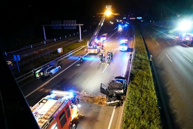 CNTV A1UNFALL_ Unfallort A1 PKW Feuerwehr RTW Polizei Streifenwagen Beamte Sanitaeter Rettungswagen im Einsatz Schwerer Verkehrsunfall 6 Verletzte eine der verletzten Personen ist gefluechtet 17.05.2026 Hamburg Moorfleet Unfallstelle zieht sich über ca. 200 Meter Ein Fahrzeug hat beim Aufprall geladene Fahrraeder verloren Hamburg Deutschland
