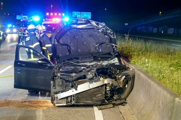 CNTV A1UNFALL_ Unfallort A1 PKW Feuerwehr RTW Polizei Streifenwagen Beamte Sanitaeter Rettungswagen im Einsatz Schwerer Verkehrsunfall 6 Verletzte eine der verletzten Personen ist gefluechtet 17.05.2026 Hamburg Moorfleet Unfallstelle zieht sich über ca. 200 Meter Ein Fahrzeug hat beim Aufprall geladene Fahrraeder verloren Hamburg Deutschland