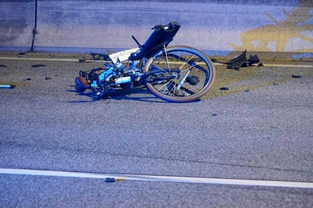 CNTV A1UNFALL_ Unfallort A1 PKW Feuerwehr RTW Polizei Streifenwagen Beamte Sanitaeter Rettungswagen im Einsatz Schwerer Verkehrsunfall 6 Verletzte eine der verletzten Personen ist gefluechtet 17.05.2026 Hamburg Moorfleet Unfallstelle zieht sich über ca. 200 Meter Ein Fahrzeug hat beim Aufprall geladene Fahrraeder verloren Hamburg Deutschland