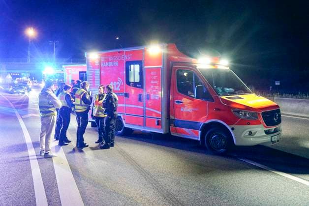 CNTV A1UNFALL_ Unfallort A1 PKW Feuerwehr RTW Polizei Streifenwagen Beamte Sanitaeter Rettungswagen im Einsatz Schwerer Verkehrsunfall 6 Verletzte eine der verletzten Personen ist gefluechtet 17.05.2026 Hamburg Moorfleet Unfallstelle zieht sich über ca. 200 Meter Ein Fahrzeug hat beim Aufprall geladene Fahrraeder verloren Hamburg Deutschland