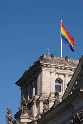 Zum Internationalen Tag gegen Homophobie wurde am Sonntag (17.05.2026) auf dem Reichstagsgebaeude in Berlin die Regenbogenflagge gehisst. Der 17. Mai steht international fuer den Kampf gegen Diskriminierung und fuer die Akzeptanz unterschiedlicher Lebensweisen , erklaerte Bundestagspraesidentin Julia Kloeckner (Klöckner, CDU), die eine entsprechende Beflaggung fuer diesen Tag schon im vergangenen Jahr angeordnet hatte, das Hissen der Flagge zum Christopher Street Day dagegen nicht mehr will. (Siehe epd-Meldung vom 17.05.2026) EDITORIAL USE ONLY