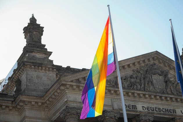 Zum Internationalen Tag gegen Homophobie wurde am Sonntag (17.05.2026) auf dem Reichstagsgebaeude in Berlin die Regenbogenflagge gehisst. Der 17. Mai steht international fuer den Kampf gegen Diskriminierung und fuer die Akzeptanz unterschiedlicher Lebensweisen , erklaerte Bundestagspraesidentin Julia Kloeckner (Klöckner, CDU), die eine entsprechende Beflaggung fuer diesen Tag schon im vergangenen Jahr angeordnet hatte, das Hissen der Flagge zum Christopher Street Day dagegen nicht mehr will. (Siehe epd-Meldung vom 17.05.2026) EDITORIAL USE ONLY