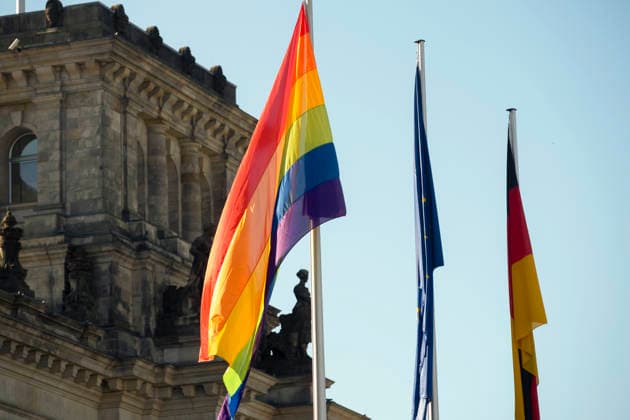 Zum Internationalen Tag gegen Homophobie wurde am Sonntag (17.05.2026) auf dem Reichstagsgebaeude in Berlin die Regenbogenflagge gehisst. Der 17. Mai steht international fuer den Kampf gegen Diskriminierung und fuer die Akzeptanz unterschiedlicher Lebensweisen , erklaerte Bundestagspraesidentin Julia Kloeckner (Klöckner, CDU), die eine entsprechende Beflaggung fuer diesen Tag schon im vergangenen Jahr angeordnet hatte, das Hissen der Flagge zum Christopher Street Day dagegen nicht mehr will. (Siehe epd-Meldung vom 17.05.2026) EDITORIAL USE ONLY