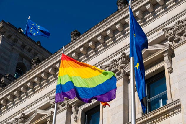 Zum Internationalen Tag gegen Homophobie wurde am Sonntag (17.05.2026) auf dem Reichstagsgebaeude in Berlin die Regenbogenflagge gehisst. Der 17. Mai steht international fuer den Kampf gegen Diskriminierung und fuer die Akzeptanz unterschiedlicher Lebensweisen , erklaerte Bundestagspraesidentin Julia Kloeckner (Klöckner, CDU), die eine entsprechende Beflaggung fuer diesen Tag schon im vergangenen Jahr angeordnet hatte, das Hissen der Flagge zum Christopher Street Day dagegen nicht mehr will. (Siehe epd-Meldung vom 17.05.2026) EDITORIAL USE ONLY
