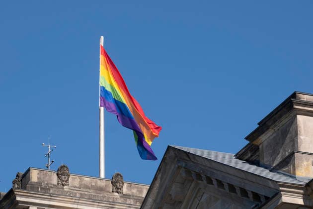 Zum Internationalen Tag gegen Homophobie wurde am Sonntag (17.05.2026) auf dem Reichstagsgebaeude in Berlin die Regenbogenflagge gehisst. Der 17. Mai steht international fuer den Kampf gegen Diskriminierung und fuer die Akzeptanz unterschiedlicher Lebensweisen , erklaerte Bundestagspraesidentin Julia Kloeckner (Klöckner, CDU), die eine entsprechende Beflaggung fuer diesen Tag schon im vergangenen Jahr angeordnet hatte, das Hissen der Flagge zum Christopher Street Day dagegen nicht mehr will. (Siehe epd-Meldung vom 17.05.2026) EDITORIAL USE ONLY