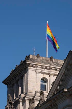 Zum Internationalen Tag gegen Homophobie wurde am Sonntag (17.05.2026) auf dem Reichstagsgebaeude in Berlin die Regenbogenflagge gehisst. Der 17. Mai steht international fuer den Kampf gegen Diskriminierung und fuer die Akzeptanz unterschiedlicher Lebensweisen , erklaerte Bundestagspraesidentin Julia Kloeckner (Klöckner, CDU), die eine entsprechende Beflaggung fuer diesen Tag schon im vergangenen Jahr angeordnet hatte, das Hissen der Flagge zum Christopher Street Day dagegen nicht mehr will. (Siehe epd-Meldung vom 17.05.2026) EDITORIAL USE ONLY