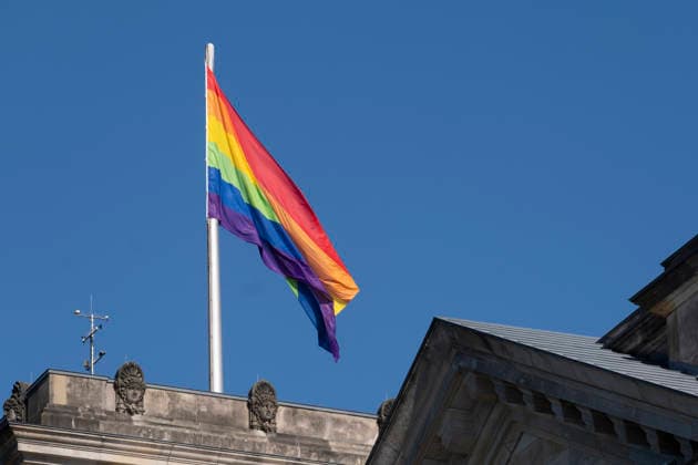Zum Internationalen Tag gegen Homophobie wurde am Sonntag (17.05.2026) auf dem Reichstagsgebaeude in Berlin die Regenbogenflagge gehisst. Der 17. Mai steht international fuer den Kampf gegen Diskriminierung und fuer die Akzeptanz unterschiedlicher Lebensweisen , erklaerte Bundestagspraesidentin Julia Kloeckner (Klöckner, CDU), die eine entsprechende Beflaggung fuer diesen Tag schon im vergangenen Jahr angeordnet hatte, das Hissen der Flagge zum Christopher Street Day dagegen nicht mehr will. (Siehe epd-Meldung vom 17.05.2026) EDITORIAL USE ONLY