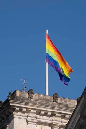 Zum Internationalen Tag gegen Homophobie wurde am Sonntag (17.05.2026) auf dem Reichstagsgebaeude in Berlin die Regenbogenflagge gehisst. Der 17. Mai steht international fuer den Kampf gegen Diskriminierung und fuer die Akzeptanz unterschiedlicher Lebensweisen , erklaerte Bundestagspraesidentin Julia Kloeckner (Klöckner, CDU), die eine entsprechende Beflaggung fuer diesen Tag schon im vergangenen Jahr angeordnet hatte, das Hissen der Flagge zum Christopher Street Day dagegen nicht mehr will. (Siehe epd-Meldung vom 17.05.2026) EDITORIAL USE ONLY