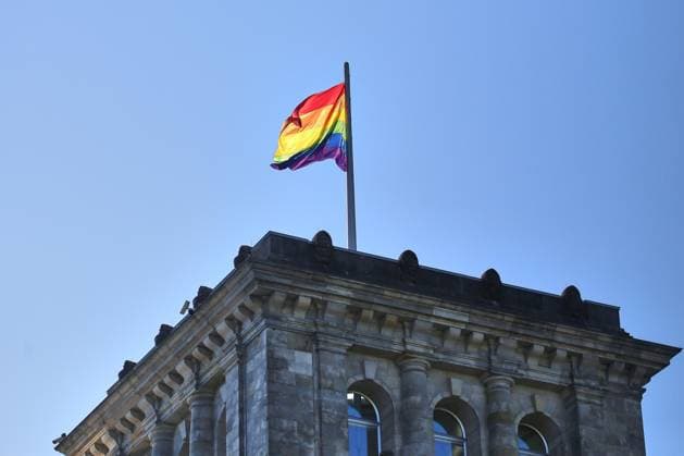 Berlin, Deutschland, 17.05.2026: Deutscher Bundestag: International Day against Homophobia, Biphobia, Interphobia, Transphobia and Acephobia: Regenbogenflaggen sind gehisst. Der 17. Mai wird von homosexuellen, später auch bisexuellen, trans-, intergeschlechtlichen und asexuellen Menschen, als Aktionstag begangen. Copyright: xdtsxNachrichtenagenturx dts_119093