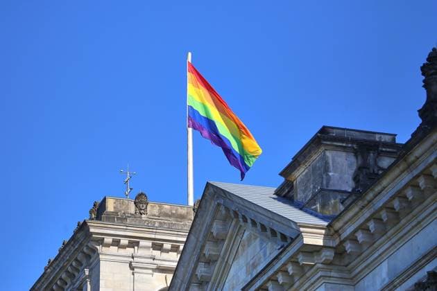 Berlin, Deutschland, 17.05.2026: Deutscher Bundestag: International Day against Homophobia, Biphobia, Interphobia, Transphobia and Acephobia: Regenbogenflaggen sind gehisst. Der 17. Mai wird von homosexuellen, später auch bisexuellen, trans-, intergeschlechtlichen und asexuellen Menschen, als Aktionstag begangen. Copyright: xdtsxNachrichtenagenturx dts_119099