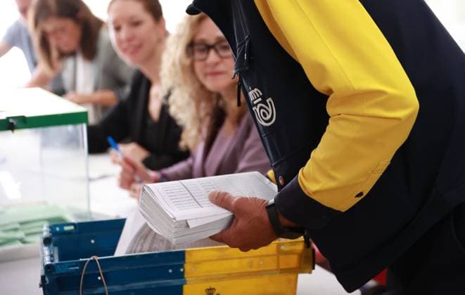 Elections Andalusia 2026 Post office staff go to the polling stations to deposit the postal vote On May 17, 2026 in Seville, Andalusia Spain This Sunday, May 17, more than 6,8 million Andalusians are called to the polls to elect the 109 deputies who will make up the Parliament of Andalusia during the XIII Legislature The number of voters represents an increase of 2.5 with respect to the census of the last autonomic elections held in June 2022 17 MAY 2026 Rocí Seville, Andalusia Seville, Andalusia Espana  Copyright: xRocioxRuzx 7528871