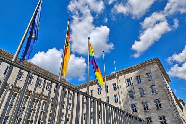 Berlin, Deutschland, 17.05.2026: Bundesfinanzministerium: International Day against Homophobia, Biphobia, Interphobia, Transphobia and Acephobia: Regenbogenflaggen sind gehisst. Der 17. Mai wird von homosexuellen, später auch bisexuellen, trans-, intergeschlechtlichen und asexuellen Menschen, als Aktionstag begangen. Copyright: xdtsxNachrichtenagenturx dts_119113