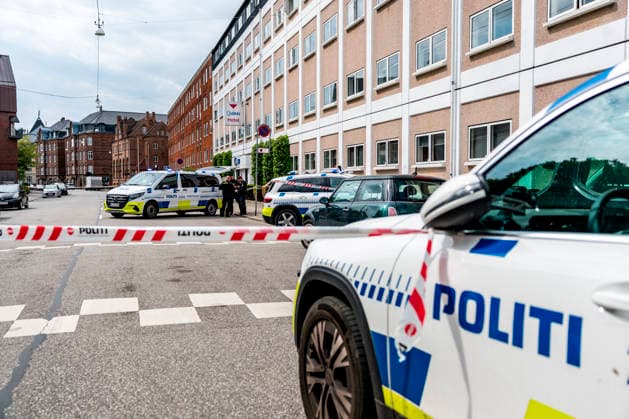 News Bilder des Tages DENMARK Police have fired shots at a man with a knife near Forum The police have fired shots at a man with a knife near Forum in Copenhagen, Sunday, May 17, 2026. In connection with a report about a man with a knife around Forum, a police patrol fired shots at the man with the knife. The man was hit in the leg and has been taken to the hospital for treatment. (Photo: Steven Knap Scanpix 2026) , Copenhagen Denmark Copyright: StevenxKnap StevenxKnapx spdk20260517-120344-L