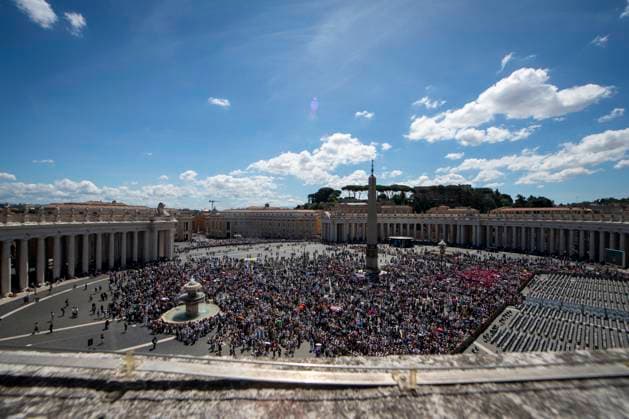 ITALY - POPE LEO XIV WAVES RO THE CROWD FROM THE WINDOW OF THE APOSTOLIC PALACE OVERLOOKING ST PETER S SQUARE DURING THE ANGELUS PRAYER AT THE VATICAN- 2026 5 17 Italy, Rome, Vatican, 2026 5 17.Pope Leo XIV waves to the crowd from the window of the apostolic palace overlooking St. Peter s square during the Angelus prayer in the Vatican EDITORIAL USE ONLY - NO BOOKS Copyright: xVATICANxMEDIAx