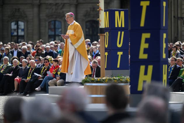 Mit einem Schlussgottesdienst ging am Sonntag (17.05.2026) auf dem Residenzplatz der 104. Deutsche Katholikentag in Wuerzburg zu Ende. (Foto: Bischof Heiner Wilmer, Vorsitzende der katholischen Deutschen Bischofskonferenz (DBK)) Zehntausende Teilnehmerinnen und Teilnehmer haben das Christentreffen seit Mittwochabend besucht. Neben innerkirchlichen Themen wie dem Missbrauchsskandal wurde das Laientreffen von Debatten zu weltweiten Kriegen, zum Klimawandel und zur Rolle der Kirche gepraegt. (Siehe epd-Meldung vom 17.05.2026) EDITORIAL USE ONLY