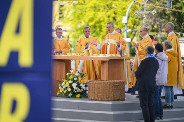 Mit einem Schlussgottesdienst ging am Sonntag (17.05.2026) auf dem Residenzplatz der 104. Deutsche Katholikentag in Wuerzburg zu Ende. (Foto: Bischof Heiner Wilmer (M), Vorsitzende der katholischen Deutschen Bischofskonferenz (DBK)) Zehntausende Teilnehmerinnen und Teilnehmer haben das Christentreffen seit Mittwochabend besucht. Neben innerkirchlichen Themen wie dem Missbrauchsskandal wurde das Laientreffen von Debatten zu weltweiten Kriegen, zum Klimawandel und zur Rolle der Kirche gepraegt. (Siehe epd-Meldung vom 17.05.2026) EDITORIAL USE ONLY