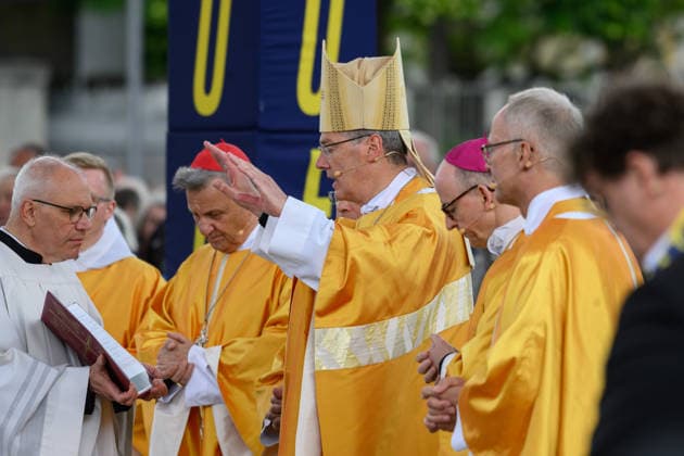 Mit einem Schlussgottesdienst ging am Sonntag (17.05.2026) auf dem Residenzplatz der 104. Deutsche Katholikentag in Wuerzburg zu Ende. (Foto: Bischof Heiner Wilmer (M), Vorsitzende der katholischen Deutschen Bischofskonferenz (DBK)) Zehntausende Teilnehmerinnen und Teilnehmer haben das Christentreffen seit Mittwochabend besucht. Neben innerkirchlichen Themen wie dem Missbrauchsskandal wurde das Laientreffen von Debatten zu weltweiten Kriegen, zum Klimawandel und zur Rolle der Kirche gepraegt. (Siehe epd-Meldung vom 17.05.2026) EDITORIAL USE ONLY