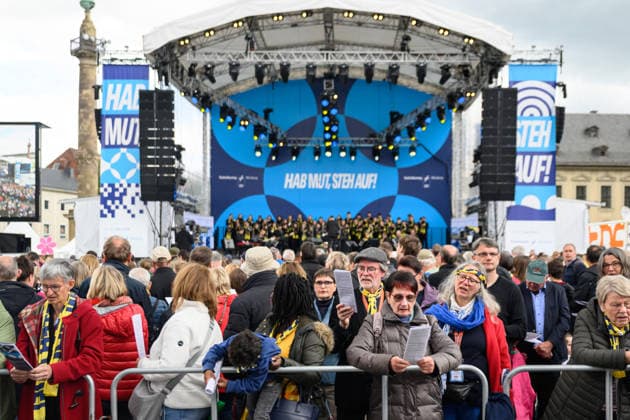 Mit einem Schlussgottesdienst ging am Sonntag (17.05.2026) auf dem Residenzplatz der 104. Deutsche Katholikentag in Wuerzburg zu Ende. Zehntausende Teilnehmerinnen und Teilnehmer haben das Christentreffen seit Mittwochabend besucht. Neben innerkirchlichen Themen wie dem Missbrauchsskandal wurde das Laientreffen von Debatten zu weltweiten Kriegen, zum Klimawandel und zur Rolle der Kirche gepraegt. (Siehe epd-Meldung vom 17.05.2026) EDITORIAL USE ONLY