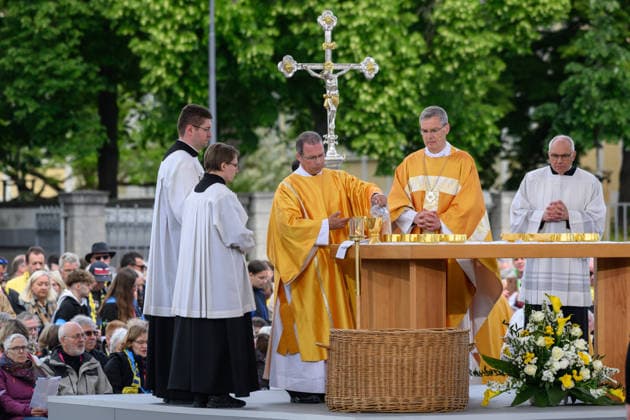 Mit einem Schlussgottesdienst ging am Sonntag (17.05.2026) auf dem Residenzplatz der 104. Deutsche Katholikentag in Wuerzburg zu Ende. (Foto: Diakon Manfred Mueller (Müller) und Bischof Heiner Wilmer, Vorsitzende der katholischen Deutschen Bischofskonferenz (DBK)) Zehntausende Teilnehmerinnen und Teilnehmer haben das Christentreffen seit Mittwochabend besucht. Neben innerkirchlichen Themen wie dem Missbrauchsskandal wurde das Laientreffen von Debatten zu weltweiten Kriegen, zum Klimawandel und zur Rolle der Kirche gepraegt. (Siehe epd-Meldung vom 17.05.2026) EDITORIAL USE ONLY