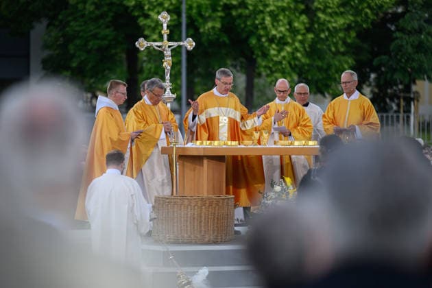 Mit einem Schlussgottesdienst ging am Sonntag (17.05.2026) auf dem Residenzplatz der 104. Deutsche Katholikentag in Wuerzburg zu Ende. (Foto: Bischof Heiner Wilmer (M), Vorsitzende der katholischen Deutschen Bischofskonferenz (DBK)) Zehntausende Teilnehmerinnen und Teilnehmer haben das Christentreffen seit Mittwochabend besucht. Neben innerkirchlichen Themen wie dem Missbrauchsskandal wurde das Laientreffen von Debatten zu weltweiten Kriegen, zum Klimawandel und zur Rolle der Kirche gepraegt. (Siehe epd-Meldung vom 17.05.2026) EDITORIAL USE ONLY