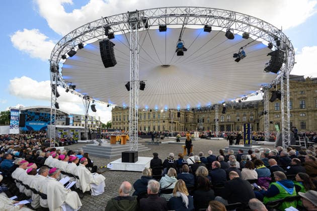 Mit einem Schlussgottesdienst ging am Sonntag (17.05.2026) auf dem Residenzplatz der 104. Deutsche Katholikentag in Wuerzburg zu Ende. Zehntausende Teilnehmerinnen und Teilnehmer haben das Christentreffen seit Mittwochabend besucht. Neben innerkirchlichen Themen wie dem Missbrauchsskandal wurde das Laientreffen von Debatten zu weltweiten Kriegen, zum Klimawandel und zur Rolle der Kirche gepraegt. (Siehe epd-Meldung vom 17.05.2026) EDITORIAL USE ONLY