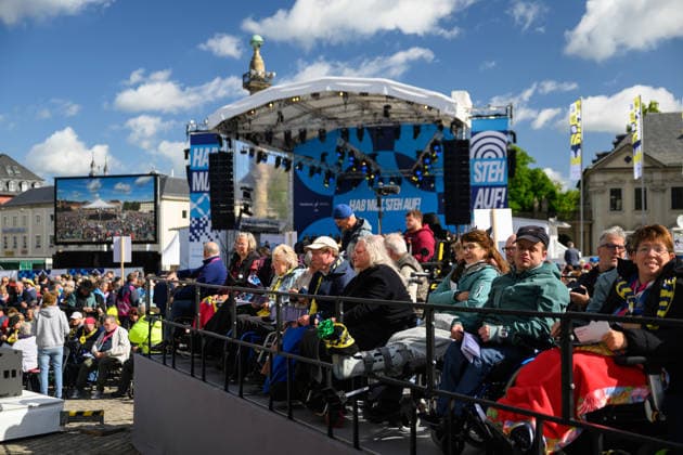 Mit einem Schlussgottesdienst ging am Sonntag (17.05.2026) auf dem Residenzplatz der 104. Deutsche Katholikentag in Wuerzburg zu Ende. Zehntausende Teilnehmerinnen und Teilnehmer haben das Christentreffen seit Mittwochabend besucht. Neben innerkirchlichen Themen wie dem Missbrauchsskandal wurde das Laientreffen von Debatten zu weltweiten Kriegen, zum Klimawandel und zur Rolle der Kirche gepraegt. (Siehe epd-Meldung vom 17.05.2026) EDITORIAL USE ONLY