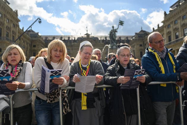 Mit einem Schlussgottesdienst ging am Sonntag (17.05.2026) auf dem Residenzplatz der 104. Deutsche Katholikentag in Wuerzburg zu Ende. Zehntausende Teilnehmerinnen und Teilnehmer haben das Christentreffen seit Mittwochabend besucht. Neben innerkirchlichen Themen wie dem Missbrauchsskandal wurde das Laientreffen von Debatten zu weltweiten Kriegen, zum Klimawandel und zur Rolle der Kirche gepraegt. (Siehe epd-Meldung vom 17.05.2026) EDITORIAL USE ONLY