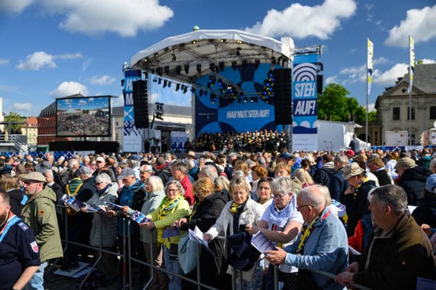 Mit einem Schlussgottesdienst ging am Sonntag (17.05.2026) auf dem Residenzplatz der 104. Deutsche Katholikentag in Wuerzburg zu Ende. Zehntausende Teilnehmerinnen und Teilnehmer haben das Christentreffen seit Mittwochabend besucht. Neben innerkirchlichen Themen wie dem Missbrauchsskandal wurde das Laientreffen von Debatten zu weltweiten Kriegen, zum Klimawandel und zur Rolle der Kirche gepraegt. (Siehe epd-Meldung vom 17.05.2026) EDITORIAL USE ONLY