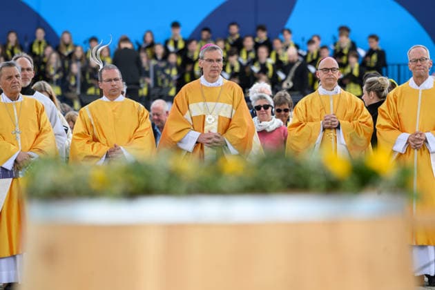 News Bilder des Tages Mit einem Schlussgottesdienst ging am Sonntag (17.05.2026) auf dem Residenzplatz der 104. Deutsche Katholikentag in Wuerzburg zu Ende. (Foto v.l.: Mario Kardinal Grech, Generalsekretaer der Bischofssynode; Diakon Manfred Mueller (Müller); Bischof Heiner Wilmer, Vorsitzende der katholischen Deutschen Bischofskonferenz (DBK); Wuerzburger Bischof Franz Jung; Burkhard Hose, Hochschulpfarrer und Vorstand von OutInChurch) Zehntausende Teilnehmerinnen und Teilnehmer haben das Christentreffen seit Mittwochabend besucht. Neben innerkirchlichen Themen wie dem Missbrauchsskandal wurde das Laientreffen von Debatten zu weltweiten Kriegen, zum Klimawandel und zur Rolle der Kirche gepraegt. (Siehe epd-Meldung vom 17.05.2026) EDITORIAL USE ONLY