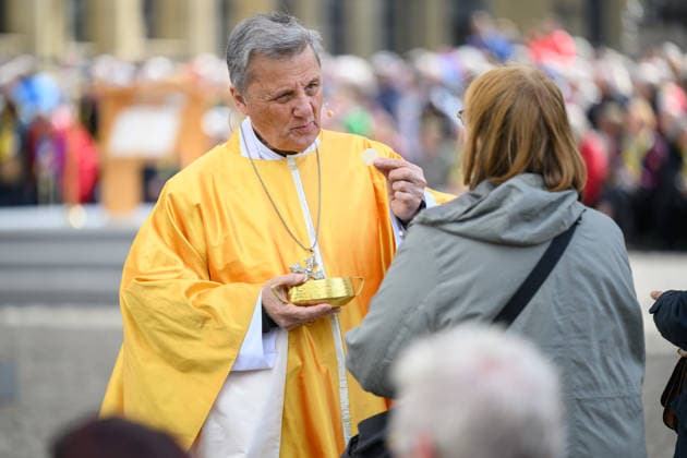 Mit einem Schlussgottesdienst ging am Sonntag (17.05.2026) auf dem Residenzplatz der 104. Deutsche Katholikentag in Wuerzburg zu Ende. (Foto: Mario Kardinal Grech, Generalsekretaer der Bischofssynode, beim Verteilen einer Hostie an Glaeubige) Zehntausende Teilnehmerinnen und Teilnehmer haben das Christentreffen seit Mittwochabend besucht. Neben innerkirchlichen Themen wie dem Missbrauchsskandal wurde das Laientreffen von Debatten zu weltweiten Kriegen, zum Klimawandel und zur Rolle der Kirche gepraegt. (Siehe epd-Meldung vom 17.05.2026) EDITORIAL USE ONLY