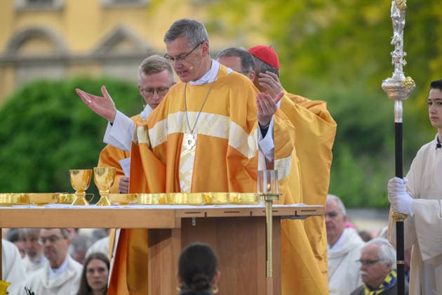 Mit einem Schlussgottesdienst ging am Sonntag (17.05.2026) auf dem Residenzplatz der 104. Deutsche Katholikentag in Wuerzburg zu Ende. (Foto: Bischof Heiner Wilmer, Vorsitzende der katholischen Deutschen Bischofskonferenz (DBK)) Zehntausende Teilnehmerinnen und Teilnehmer haben das Christentreffen seit Mittwochabend besucht. Neben innerkirchlichen Themen wie dem Missbrauchsskandal wurde das Laientreffen von Debatten zu weltweiten Kriegen, zum Klimawandel und zur Rolle der Kirche gepraegt. (Siehe epd-Meldung vom 17.05.2026) EDITORIAL USE ONLY