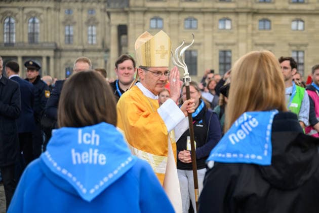 Mit einem Schlussgottesdienst ging am Sonntag (17.05.2026) auf dem Residenzplatz der 104. Deutsche Katholikentag in Wuerzburg zu Ende. (Foto: Bischof Heiner Wilmer, Vorsitzende der katholischen Deutschen Bischofskonferenz (DBK)) Zehntausende Teilnehmerinnen und Teilnehmer haben das Christentreffen seit Mittwochabend besucht. Neben innerkirchlichen Themen wie dem Missbrauchsskandal wurde das Laientreffen von Debatten zu weltweiten Kriegen, zum Klimawandel und zur Rolle der Kirche gepraegt. (Siehe epd-Meldung vom 17.05.2026) EDITORIAL USE ONLY