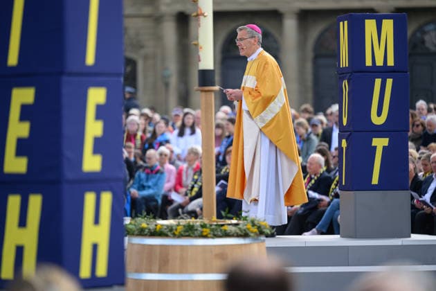 Mit einem Schlussgottesdienst ging am Sonntag (17.05.2026) auf dem Residenzplatz der 104. Deutsche Katholikentag in Wuerzburg zu Ende. (Foto: Bischof Heiner Wilmer, Vorsitzende der katholischen Deutschen Bischofskonferenz (DBK)) Zehntausende Teilnehmerinnen und Teilnehmer haben das Christentreffen seit Mittwochabend besucht. Neben innerkirchlichen Themen wie dem Missbrauchsskandal wurde das Laientreffen von Debatten zu weltweiten Kriegen, zum Klimawandel und zur Rolle der Kirche gepraegt. (Siehe epd-Meldung vom 17.05.2026) EDITORIAL USE ONLY