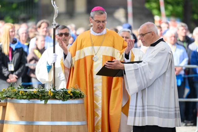 Mit einem Schlussgottesdienst ging am Sonntag (17.05.2026) auf dem Residenzplatz der 104. Deutsche Katholikentag in Wuerzburg zu Ende. (Foto: Bischof Heiner Wilmer, Vorsitzende der katholischen Deutschen Bischofskonferenz (DBK)) Zehntausende Teilnehmerinnen und Teilnehmer haben das Christentreffen seit Mittwochabend besucht. Neben innerkirchlichen Themen wie dem Missbrauchsskandal wurde das Laientreffen von Debatten zu weltweiten Kriegen, zum Klimawandel und zur Rolle der Kirche gepraegt. (Siehe epd-Meldung vom 17.05.2026) EDITORIAL USE ONLY