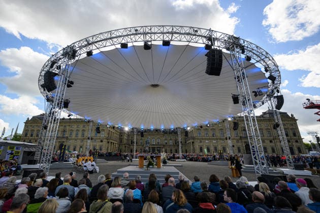 Mit einem Schlussgottesdienst ging am Sonntag (17.05.2026) auf dem Residenzplatz der 104. Deutsche Katholikentag in Wuerzburg zu Ende. Zehntausende Teilnehmerinnen und Teilnehmer haben das Christentreffen seit Mittwochabend besucht. Neben innerkirchlichen Themen wie dem Missbrauchsskandal wurde das Laientreffen von Debatten zu weltweiten Kriegen, zum Klimawandel und zur Rolle der Kirche gepraegt. (Siehe epd-Meldung vom 17.05.2026) EDITORIAL USE ONLY