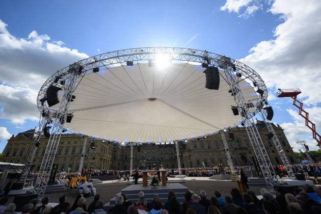 Mit einem Schlussgottesdienst ging am Sonntag (17.05.2026) auf dem Residenzplatz der 104. Deutsche Katholikentag in Wuerzburg zu Ende. Zehntausende Teilnehmerinnen und Teilnehmer haben das Christentreffen seit Mittwochabend besucht. Neben innerkirchlichen Themen wie dem Missbrauchsskandal wurde das Laientreffen von Debatten zu weltweiten Kriegen, zum Klimawandel und zur Rolle der Kirche gepraegt. (Siehe epd-Meldung vom 17.05.2026) EDITORIAL USE ONLY