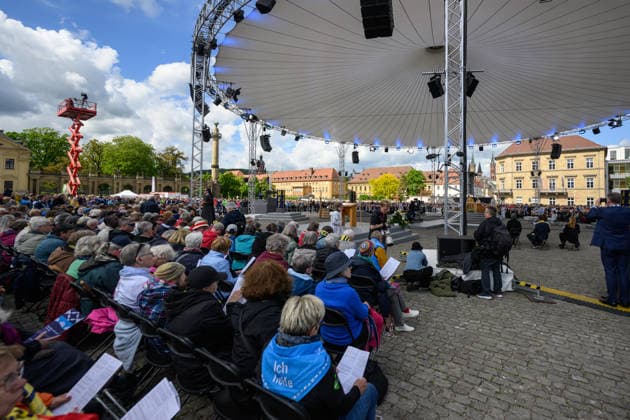 Mit einem Schlussgottesdienst ging am Sonntag (17.05.2026) auf dem Residenzplatz der 104. Deutsche Katholikentag in Wuerzburg zu Ende. Zehntausende Teilnehmerinnen und Teilnehmer haben das Christentreffen seit Mittwochabend besucht. Neben innerkirchlichen Themen wie dem Missbrauchsskandal wurde das Laientreffen von Debatten zu weltweiten Kriegen, zum Klimawandel und zur Rolle der Kirche gepraegt. (Siehe epd-Meldung vom 17.05.2026) EDITORIAL USE ONLY
